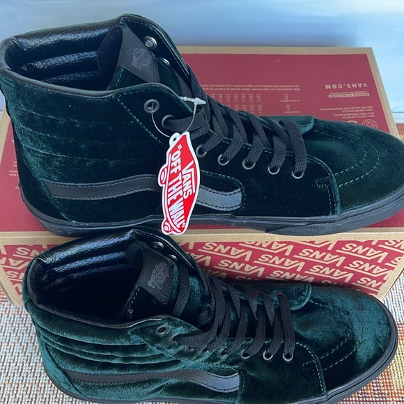 Vans WMNS Sk8-Hi Velvet Green/Black
VN0A4BVT203
Sneakers - Picture 2 of 16